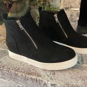 Time and Tru high top zip sneaker 9W